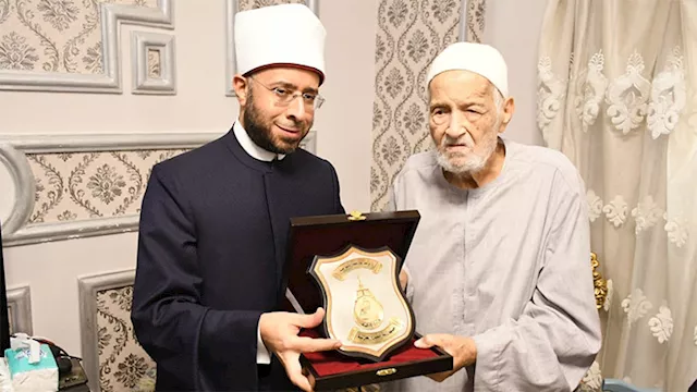 الأزهري يكرم الشيخ منصور الرفاعي قبل وفاته