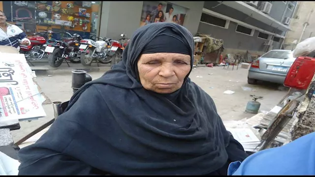 أم توبة أقدم بائعة صحف بالفيوم