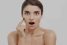 تدمر بشرتك.. توقفي عن هذه العادات فورا