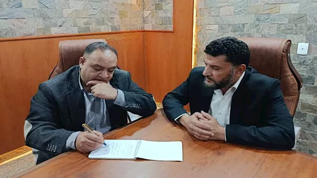 الزميل إسلام عمار خلال حوار مع عضو الغرفة التجارية