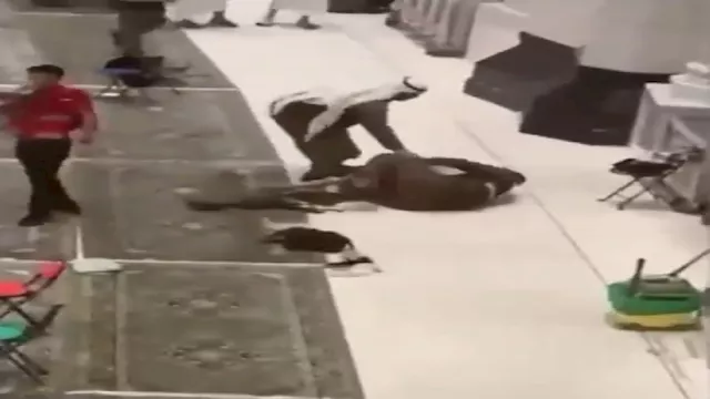سقوط شخص من الأدوار العلوية داخل المسجد الحرام