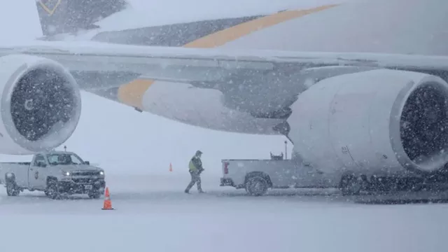 هطول ثلوج كثيفة تؤدي إلى إلغاء مئات من الرحلات في 