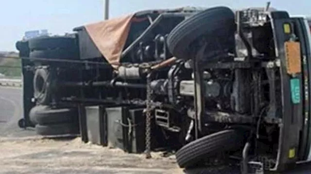 انقلاب سيارة نقل ثقيل - ارشيفية