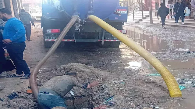 كسر خط مياه بشارع الوحدة في غرب شبرا الخيمة