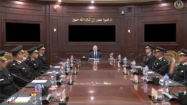 اجتماع وزير الداخلية مع المساعدين
