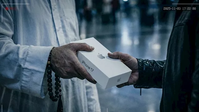 آيفون بماء زمزم - صورة مولدة بالـ AI