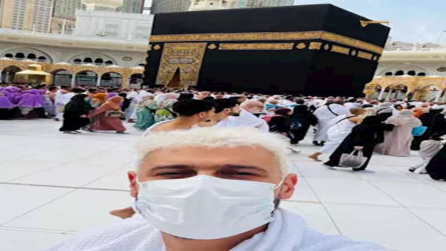 رامز جلال يؤدي مناسك العمرة