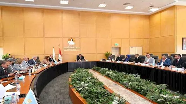 خلال الاجتماع