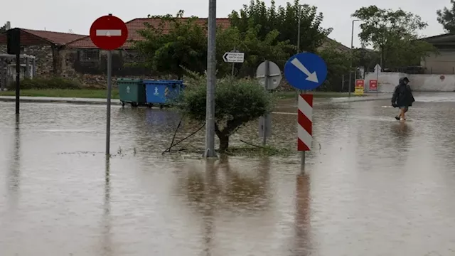 أمطار غزيرة ورياح عاتية تشلّ اليونان وتغرق الطرق و