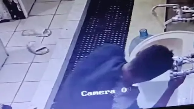 كاميرا مراقبة ترصد سرقة صنابير المياه بمسجد في الس