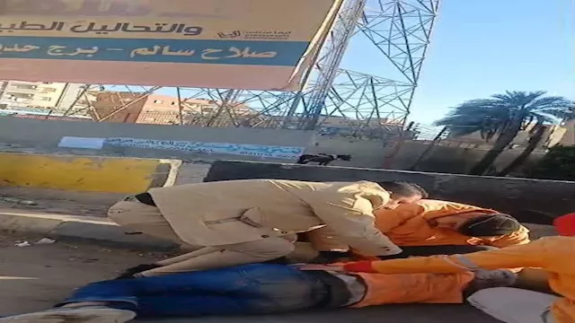 مسعف ينقذ عامل نظافة