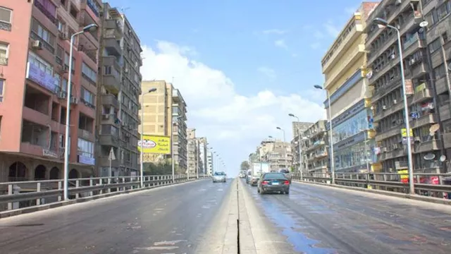 انقلاب سوزوكي بعد تصادم مع ملاكي أعلى كوبري الدقي