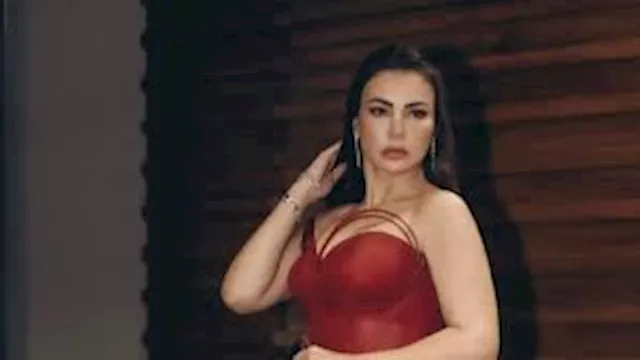 الفنانة دينا فؤاد