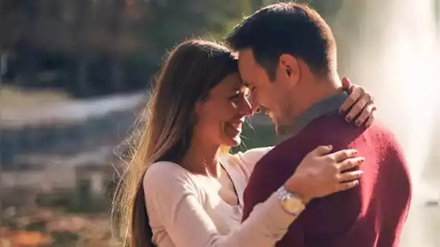 دراسة تكشف فوائد العناق: علاج طبيعي للجسد والروح