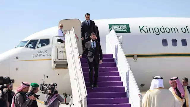 الشرع ببدلة رسمية لحظة وصول طائرته إلى الرياض