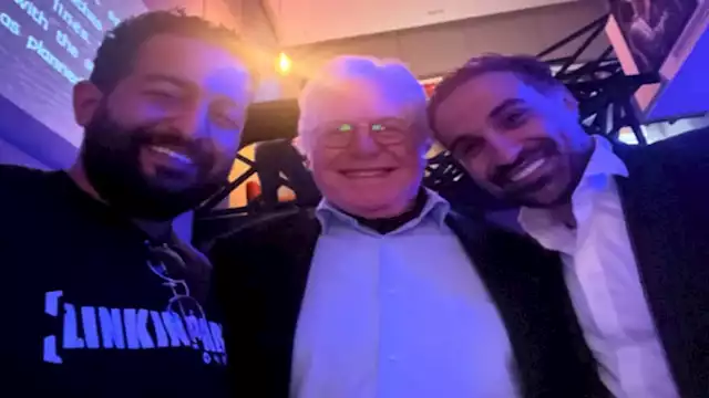 حسين فهمي يشارك صورة مع أحمد فهمي من حفل Joy Award