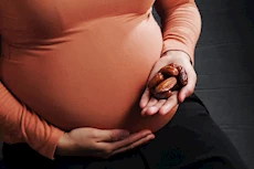 التمر في رمضان- ماذا يحدث للحامل عند الإفراط فيه؟