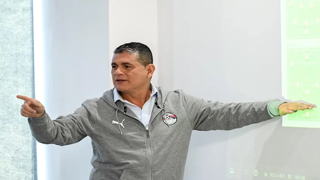 أوسكار رويز رئيس لجنة الحكام_Easy-Resize.com