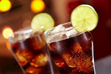 أمريكا تسحب 10 آلاف علبة كوكاكولا لاحتمال تلوثها بالبلاستيك