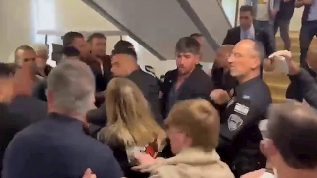 اشتباكات عنيفة داخل الكنيست الإسرائيلي 