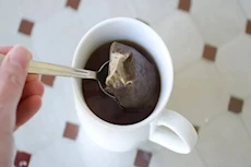 أوراق الشاي المستعملة.. يزيل السمرة ويقشر البشرة