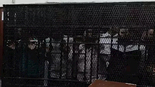 متهمين في قفص الإتهام  ـ تعبيرية