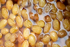 ماء الزبيب.. سر طبيعي لدعم نمو الشعر وكثافته