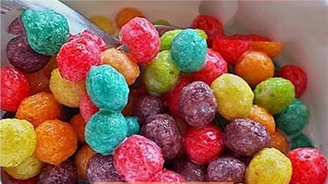 على رأسها الألوان الصناعية والنكهات.. أخصائي ملوثا