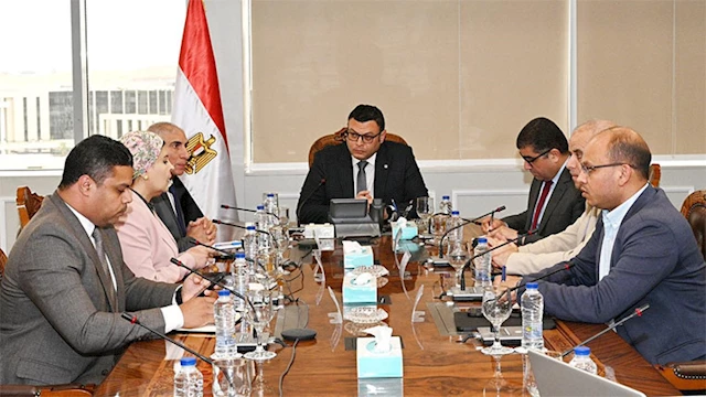 وزير الإسكان يتابع موقف الخدمات المقدمة للمواطنين