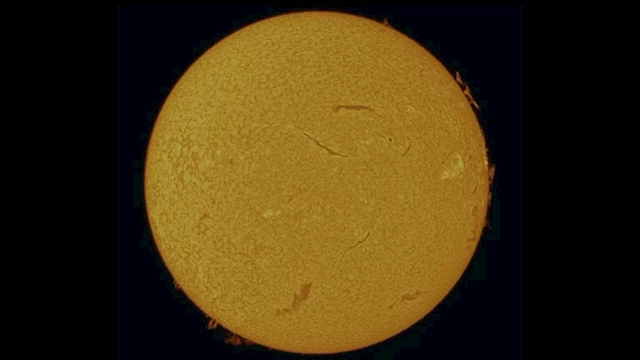 مرصد الختم الفلكي يوثق نشاطًا شمسيًا نادرًا في مقط