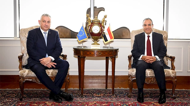 عبد العاطي والمفوض الأوروبي للشراكات الدولية يبحثا