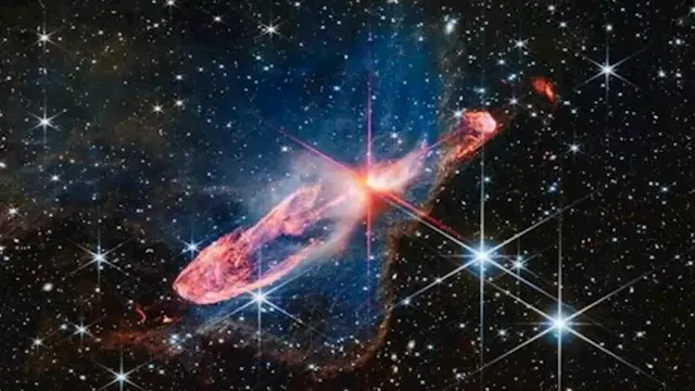 تعجز النظرية الحالية لنشأة الكون عن تفسير وجود الك