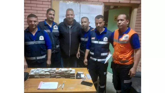 طاقم إسعاف بالإسماعيلية يسلم أمانات مصابين بربع مل