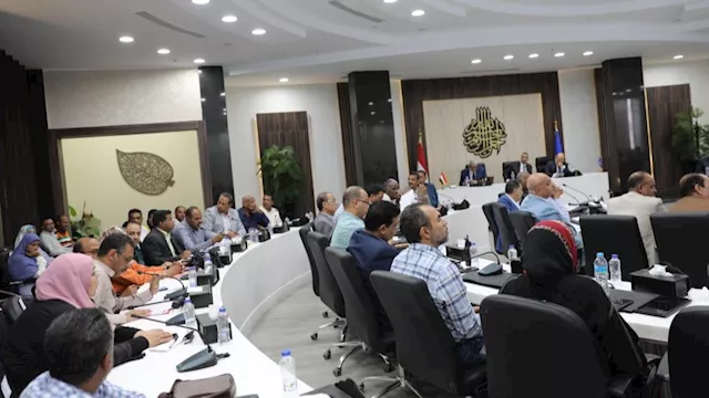 محافظ أسوان خلال ترؤسه لاجتماع المجلس التنفيذي للم