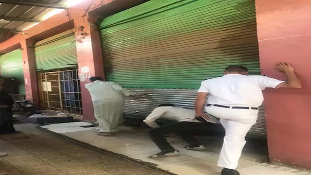 غلق محلات ومقاهي  