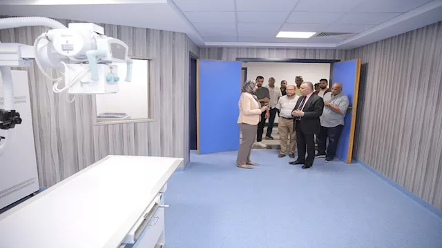 رئيس جامعة السويس يتفقد غرفة الأشعة