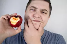 لماذا تنزف اللثة عند تناول التفاح؟