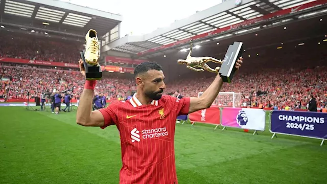 محمد صلاح مع جائزتي الهداف والأكثر تمريرا (2)