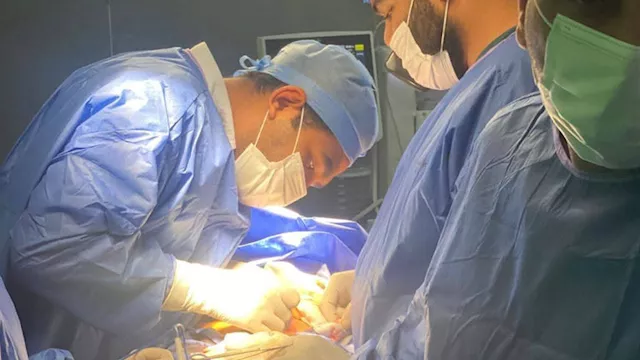 فريق الجراحة بمستشفى الفيوم العام أثناء استخراج فر