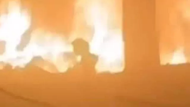 لحظة هروب طفلة فلسطينية من وسط النيران داخل مدرسة 