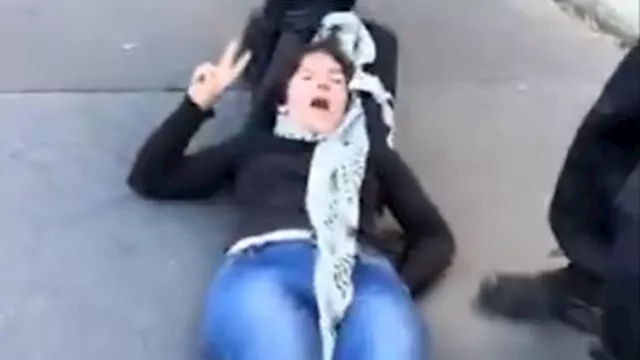 ألمانية تستمر بالهتاف ''فلسطين حرة'' خلال اعتقالها