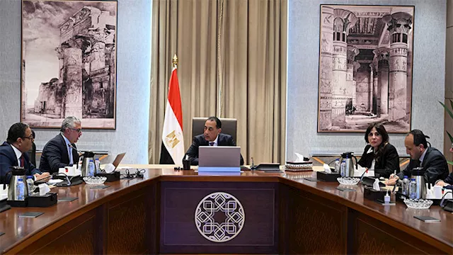 رئيس الوزراء مع رئيس اقتصادية قناة السويس