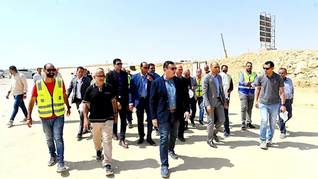 وزير الإسكان يتفقد مشروعات مرافق وطرق بالقاهرة الج