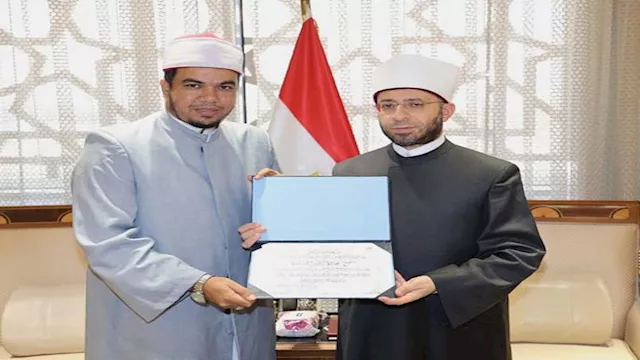 وزير الأوقاف يكرم إمامًا تبرع لغزة بجزء من جائزة ا