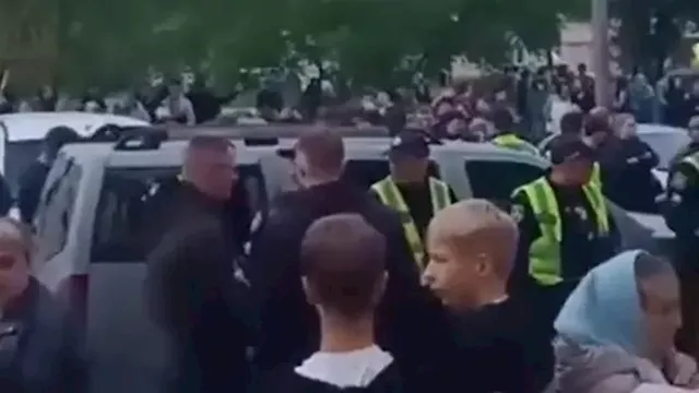 أوكرانيون يعترضون مركبة تجنيد عسكرية غربي البلاد