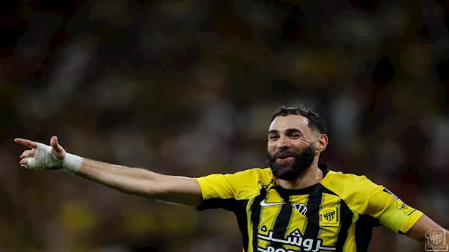 كريم بنزيما يحتفل بهدفه في مرمى القادسية