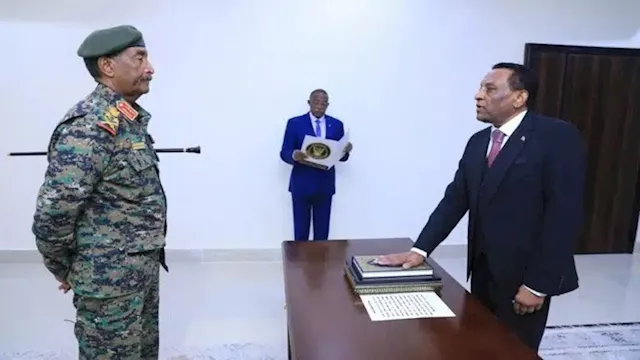 كامل إدريس يؤدي اليمين الدستورية رئيسًا لوزراء الس