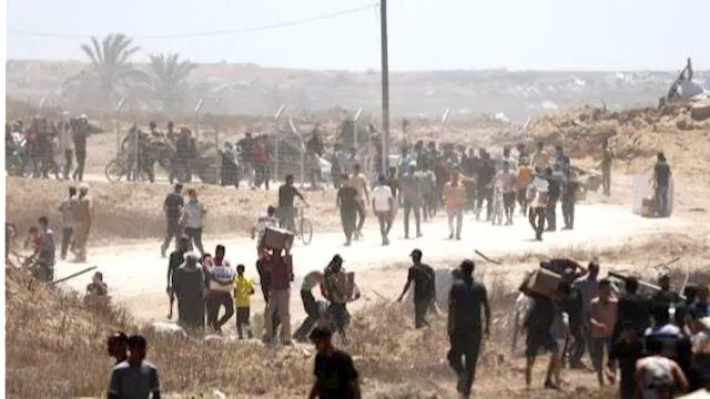 فرار الفلسطينيين من نيران الاحتلال قرب مركز المساع