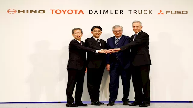 مسؤولو دايملر وتويوتا من حفل توقيع الشراكة