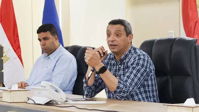 محافظ السويس ونائبه خلال اجتماع الاستعدادا لامتحان